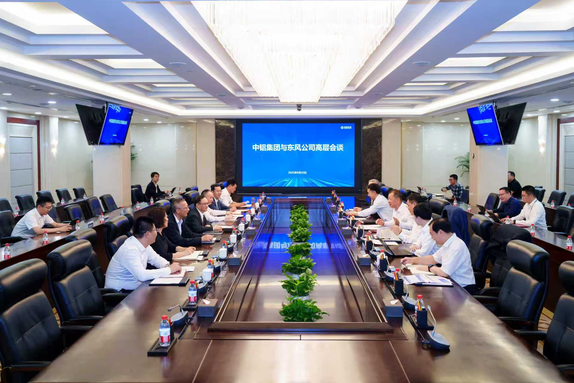 段向东与东风汽车集团党委书记、董事长杨青会谈 资源再生利用技术研发